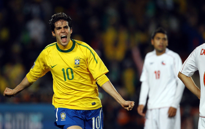 Kaká, do Brasil, comemora o gol de Juan durante a partida contra o Chile, válida pelas oitavas de final da Copa do Mundo 2010