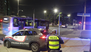 Policiais militares reforçam a segurança na esquina da Av. Eng. Armando de Arruda Pereira com a R. Cel Luís de Faria e Sousa após atos de vandalismo contra ônibus