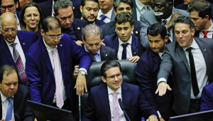 Após dois dias de obstrução protagonizada pela oposição na Câmara dos Deputados, o presidente da Casa, Hugo Motta (c), retoma a cadeira