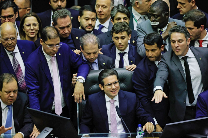 Após dois dias de obstrução protagonizada pela oposição na Câmara dos Deputados, o presidente da Casa, Hugo Motta (c), retoma a cadeira