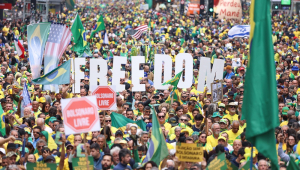 Manifestantes se aglomeraram na Avenida Paulista, em São Paulo