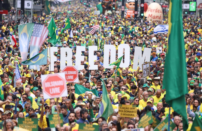 Manifestantes se aglomeraram na Avenida Paulista, em São Paulo