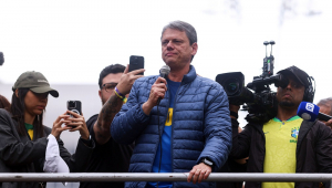 O governador de São Paulo, Tarcísio de Freitas (Republicanos), discursa durante ato na Avenida Paulista, em São Paulo