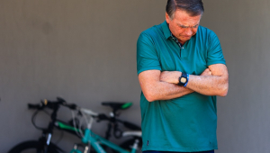 O ex-presidente Jair Bolsonaro fez uma aparição de cerca de 20 minutos na manhã desta quinta- feira, 11 de setembro de 2025, em frente à casa onde ele cumpre prisão domiciliar, em Brasí­lia