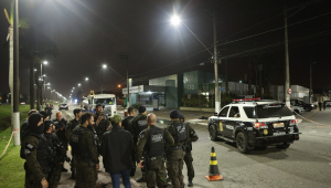Movimentação policial na Avenida Doutor Roberto de Almeida Vinhas, em Praia Grande, no litoral sul de São Paulo, onde o ex-delegado-geral Ruy Ferraz Fontes foi assassinado
