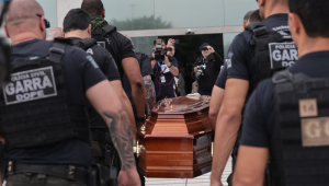 Caixão com o corpo do ex-delegado-geral Ruy Ferraz Fontes chega ao Palácio 9 de Julho da Alesp