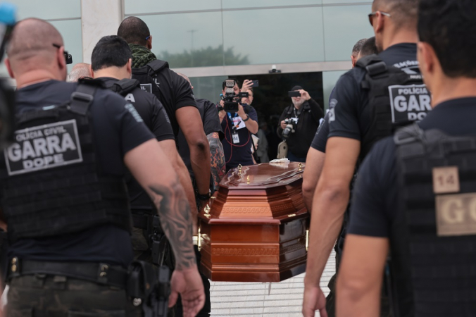 Caixão com o corpo do ex-delegado-geral Ruy Ferraz Fontes chega ao Palácio 9 de Julho da Alesp