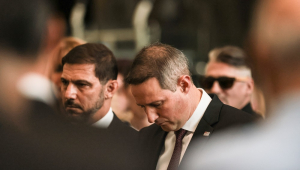 Cabisbaixo, o secretário Guilherme Derrite acompanha o velório de Ruy Ferraz Fontes, ex-delegado-geral da Polícia Civil de São Paulo