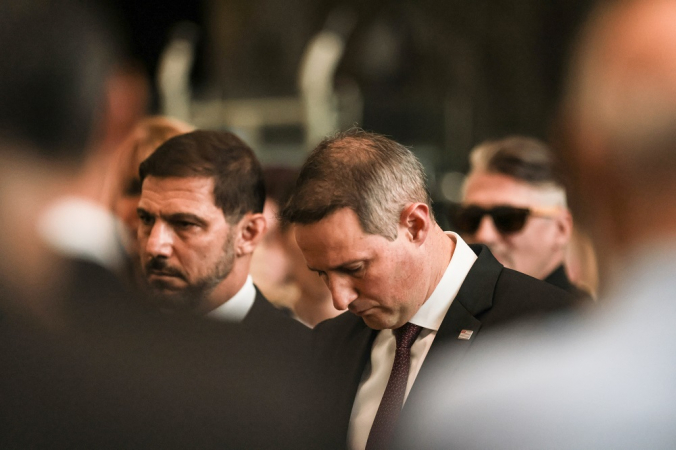 Cabisbaixo, o secretário Guilherme Derrite acompanha o velório de Ruy Ferraz Fontes, ex-delegado-geral da Polícia Civil de São Paulo