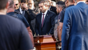 O secretário de Segurança Pública do estado de São Paulo, Guilherme Derrite (c), comparece ao sepultamento do corpo do ex-delegado-geral do Estado, Ruy Ferraz Fontes, no Cemitério da Paz, no bairro do Morumbi