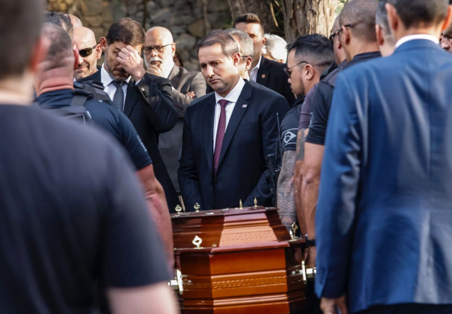 O secretário de Segurança Pública do estado de São Paulo, Guilherme Derrite (c), comparece ao sepultamento do corpo do ex-delegado-geral do Estado, Ruy Ferraz Fontes, no Cemitério da Paz, no bairro do Morumbi