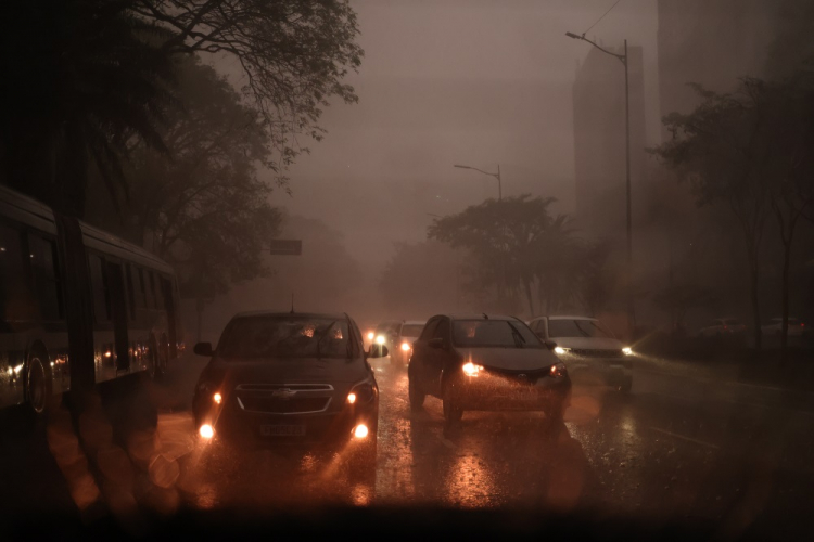 Chuva deixou céu escuro em plena tarde em São Paulo