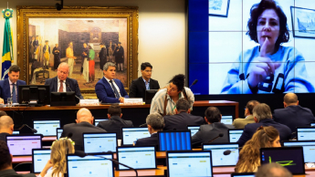 STF desbloqueia redes sociais de Carla Zambelli, com multa diária em caso de desinformação