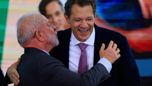O presidente Luiz Inácio Lula da Silva cumprimenta o ministro da Fazenda, Fernando Haddad, durante o lançamento do programa Reforma Casa Brasil, no Palácio do Planalto, em Brasília
