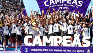 Jogadoras do Corinthians comemoram o título após vitória sobre o Cruzeiro em Itaquera