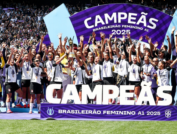 Jogadoras do Corinthians comemoram o título após vitória sobre o Cruzeiro em Itaquera