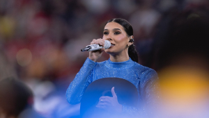 Ana Castela canta o Hino do Brasil na Arena Corinthians, no jogo da NFL realizado em São Paulo