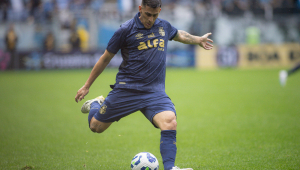 RS - BRASILEIRO A 2025, GRÊMIO X BRASILEIRO A 2025, GRÊMIO X VITORIA - Cristian Pavón jogador do Grêmio durante partida contra o Vitoria no estádio Arena do Grêmio pelo campeonato Brasileiro A 2025. Foto: MAXI FRANZOI/AGIF - AGÊNCIA DE FOTOGRAFIA/ESTADÃO CONTEÚDO AGF20250928062 - 28/09/2025 - 11:24