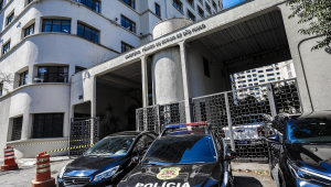 Movimentação de viaturas da Polícia Federal e da Receita Federal na sede do Ministério Público do Estado de São Paulo