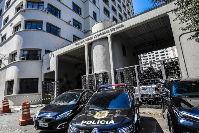 Movimentação de viaturas da Polícia Federal e da Receita Federal na sede do Ministério Público do Estado de São Paulo