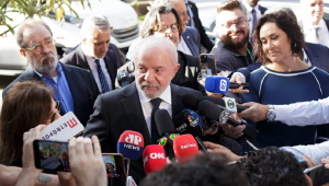 Lula cancela agendas com ministros e comparece ao velório do jornalista Mino Carta