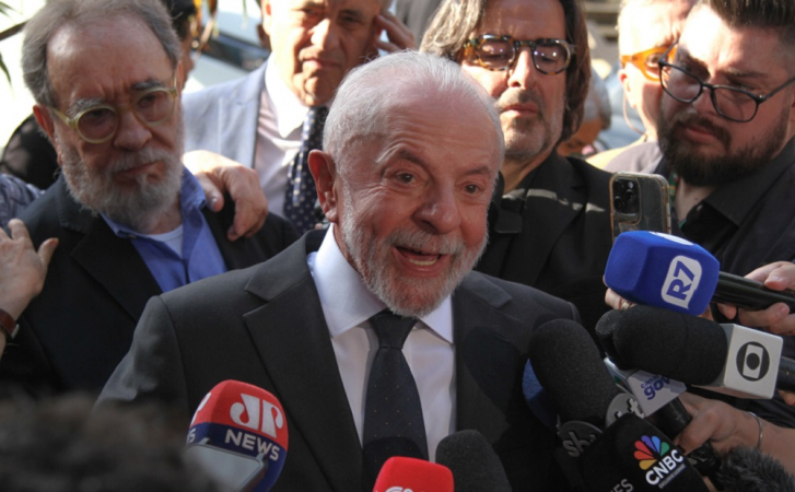 Lula cancela agendas com ministros e comparece ao velório do jornalista Mino Carta