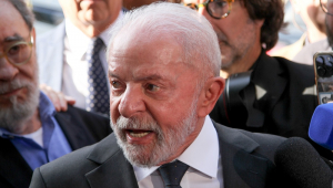 Lula cancela agendas com ministros e comparece ao velório do jornalista Mino Carta