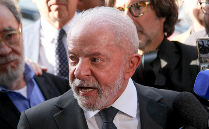 Lula cancela agendas com ministros e comparece ao velório do jornalista Mino Carta