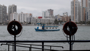 Embarcações realizam travessia Santos-Guarujá