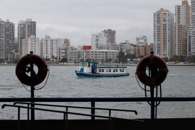 Embarcações realizam travessia Santos-Guarujá