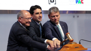 O vice-presidente Geraldo Alckmin e o ministro Silvio Costa Filho representaram o governo federal no leilão do Túnel Santos-Guarujá na B3; Lula preferiu evitar encontro com Tarcísio de Freitas