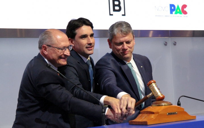 O vice-presidente Geraldo Alckmin e o ministro Silvio Costa Filho representaram o governo federal no leilão do Túnel Santos-Guarujá na B3; Lula preferiu evitar encontro com Tarcísio de Freitas