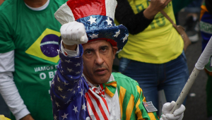 Manifestantes se reúnem na Avenida Paulista, em São Paulo