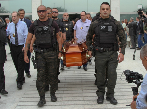 O caixão com o corpo do ex-delegado-geral Ruy Ferraz Fontes deixa o Palácio 9 de Julho da Assembleia Legislativa do Estado de São Paulo