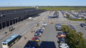 Aeroporto de Aalborg, cujo espaço aéreo foi fechado durante a noite após drones serem observados sobrevoando o local, de acordo com a polícia