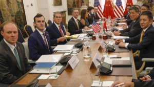 O Secretário do Tesouro dos Estados Unidos, Scott Bessent (i), em seu encontro com o vice-primeiro-ministro chinês, He Lifeng (2d), neste domingo, em Madri. Esta é a quarta rodada de negociações comerciais entre os Estados Unidos e a China, tendo sido realizada em Genebra, Londres e Estocolmo, e deve prosseguir até 17 de setembro. OBRIGATÓRIO)***