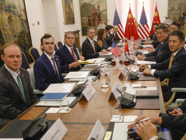 O Secretário do Tesouro dos Estados Unidos, Scott Bessent (i), em seu encontro com o vice-primeiro-ministro chinês, He Lifeng (2d), neste domingo, em Madri. Esta é a quarta rodada de negociações comerciais entre os Estados Unidos e a China, tendo sido realizada em Genebra, Londres e Estocolmo, e deve prosseguir até 17 de setembro. OBRIGATÓRIO)***