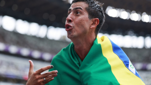 O brasileiro Caio Bonfim comemora após cruzar a linha de chegada e conquistar o ouro na prova dos 20 km da marcha atlética no Mundial de Atletismo de Tóquio