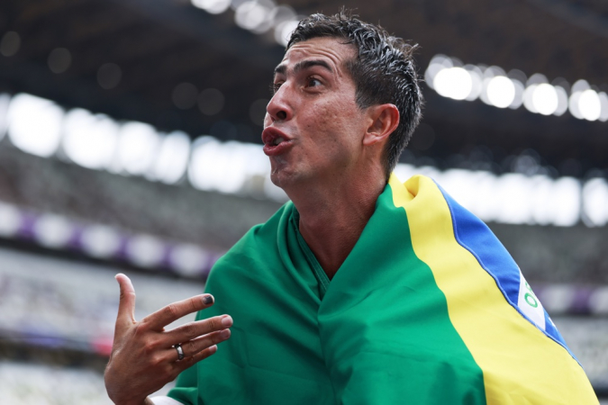 O brasileiro Caio Bonfim comemora após cruzar a linha de chegada e conquistar o ouro na prova dos 20 km da marcha atlética no Mundial de Atletismo de Tóquio