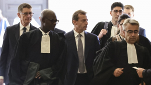 CEO da Airbus, Guillaume Faury, chega com seu advogado, Simon Ndiaye, ao Antigo Palácio da Justiça para o julgamento de apelação do acidente do avião Airbus AF447 entre Rio e Paris, em Paris, França