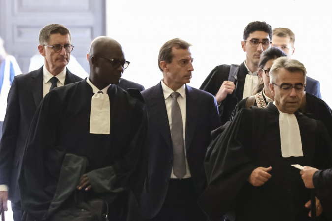 CEO da Airbus, Guillaume Faury, chega com seu advogado, Simon Ndiaye, ao Antigo Palácio da Justiça para o julgamento de apelação do acidente do avião Airbus AF447 entre Rio e Paris, em Paris, França