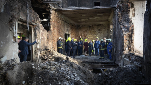 Diplomatas estrangeiros visitam local do ataque russo ao prédio do governo ucraniano, em Kiev