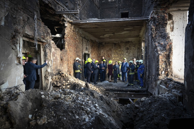 Diplomatas estrangeiros visitam local do ataque russo ao prédio do governo ucraniano, em Kiev