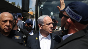 O primeiro-ministro israelense, Benjamin Netanyahu (centro), visita o local de um tiroteio em Jerusalém, em 8 de setembro de 2025. Pelo menos cinco pessoas morreram e várias outras ficaram feridas por tiros após um tiroteio na junção de Ramot, em Jerusalém, de acordo com o Magen David Adom (MDA), o serviço nacional de emergência de Israel. (Jerusalém) EFE/EPA/Ronen Zvulun / POOL