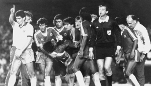 O goleiro da seleção chilena, Roberto Rojas é carregado por companheiros após simular ter sido atingido por um sinalizador lançado no gramado do Maracanã