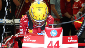 Lewis Hamilton entra em seu carro durante os treinos livres para o GP do Azerbaijão, em Baku