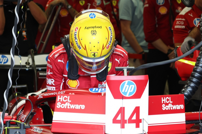 Lewis Hamilton entra em seu carro durante os treinos livres para o GP do Azerbaijão, em Baku