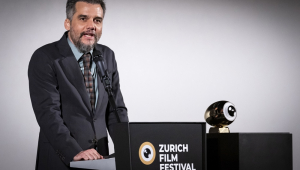 Ator Wagner Moura discursa após receber o prêmio Golden Eye no Festival de Cinema de Zurique