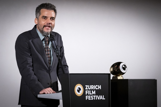 Ator Wagner Moura discursa após receber o prêmio Golden Eye no Festival de Cinema de Zurique