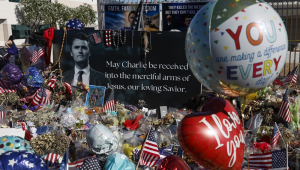 Memorial improvisado para o ativista conservador Charlie Kirk em frente à sede da Turning Point USA em Phoenix, Arizona